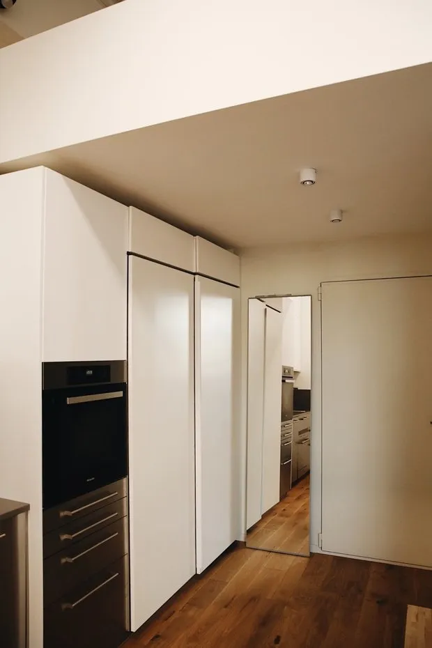 Almacenamiento en el vestíbulo: hay un gran armario con una tabla de planchar plegable integrada. También se ha previsto un armario de cabecera alrededor de la cama. Todo hecho a medida siguiendo los bocetos del diseñador.
