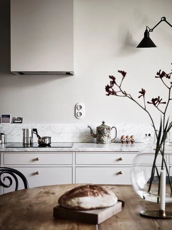 照片：北欧风格厨房和餐厅，室内装饰 – 我们网站上的照片