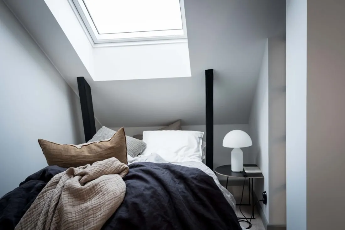 照片:现代、斯堪的纳维亚风格卧室,室内装饰,公寓,工作室,白色,米色,灰色,loft风格室内设计,面积小于40平方米,艾玛·菲舍尔——我们网站上的照片