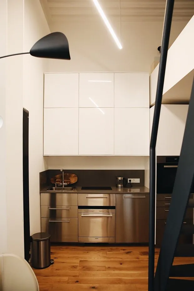 Cocina IKEA con puertas de acero inoxidable: queríamos añadir precisamente este material, ya que da reflejos interesantes. Al pedir el armario del vestíbulo, descubrimos que la altura del armario no encajaba bien con la del armario alto de cocina, tuvimos que aumentar la altura del armario con una extensión.