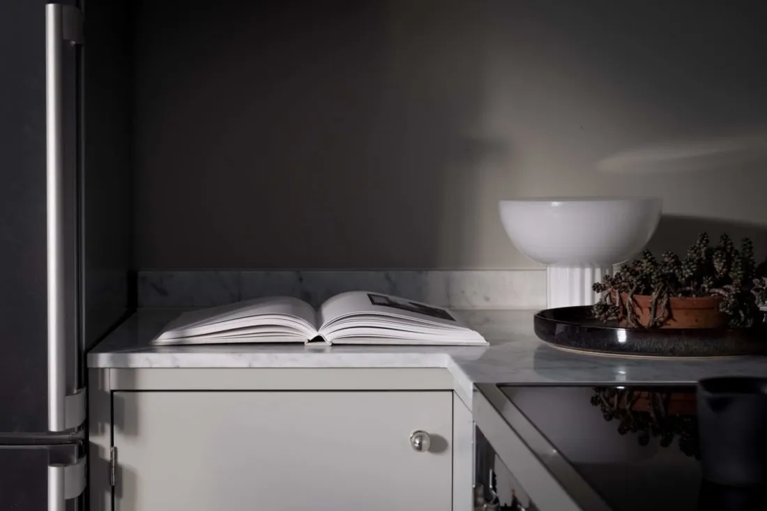 照片:现代风格,斯堪的纳维亚风格,室内装饰,公寓,工作室,白色,米色,灰色,loft风格室内设计,面积小于40平方米,艾玛·菲舍尔——我们网站上的照片