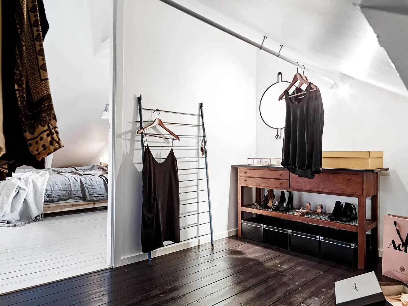 Фотография: Гардеробная в стиле Минимализм, Спальня, Советы – фото на нашем сайте