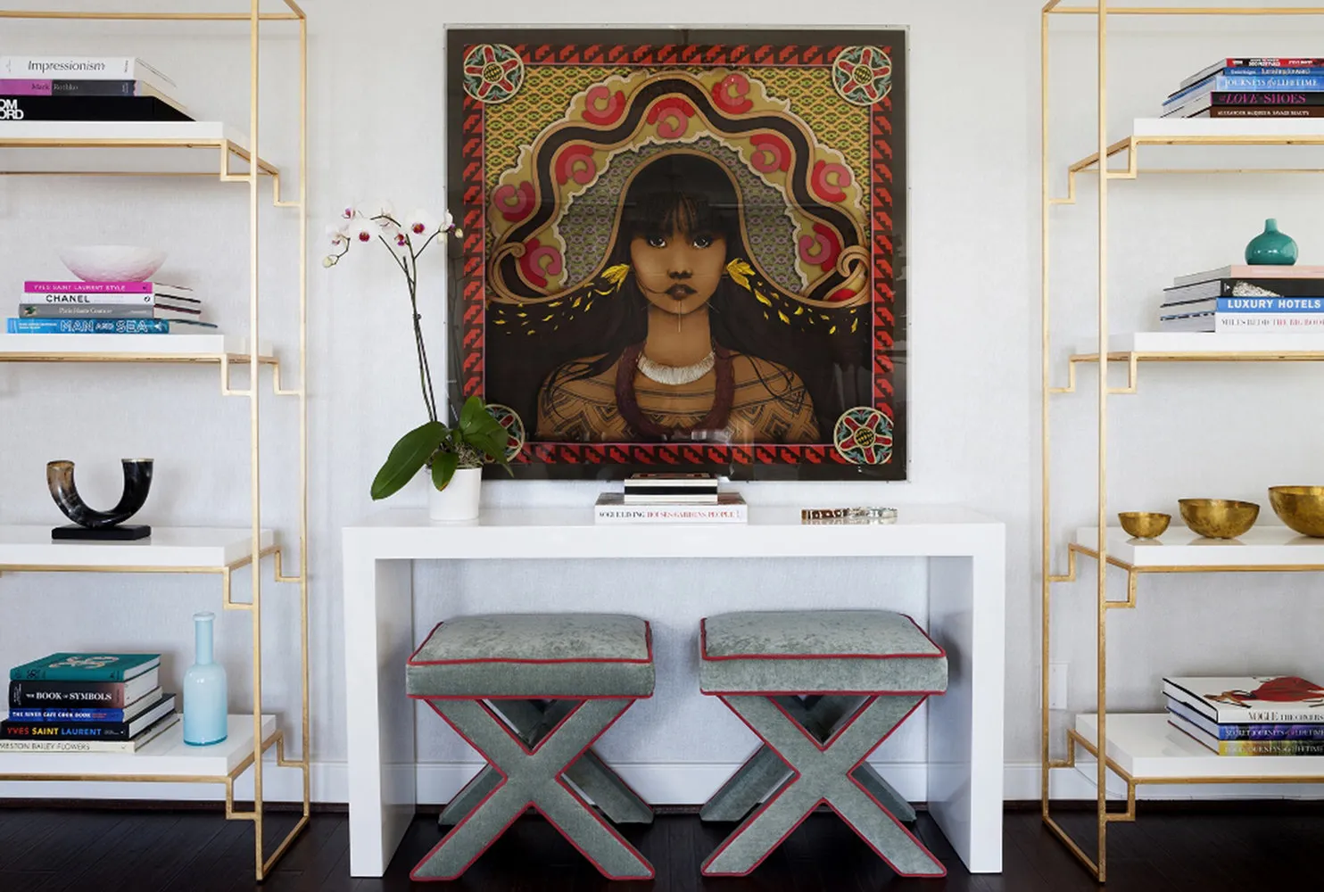 照片:美国公寓中性风格客厅,室内装饰 – 网站上的照片