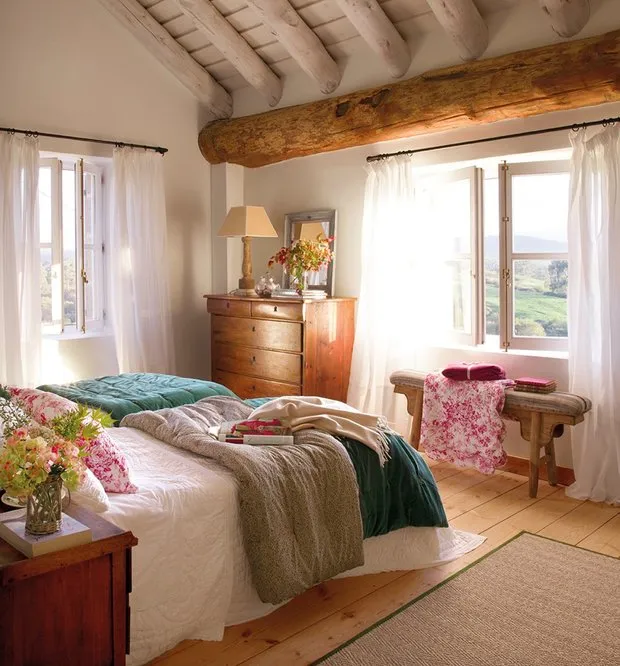 照片:普罗旺斯和乡村风格卧室,室内装饰,房屋,西班牙,装饰,家具与照明,白色,小屋,米色,秋季室内装饰,木质室内装饰 – 我们网站上的照片