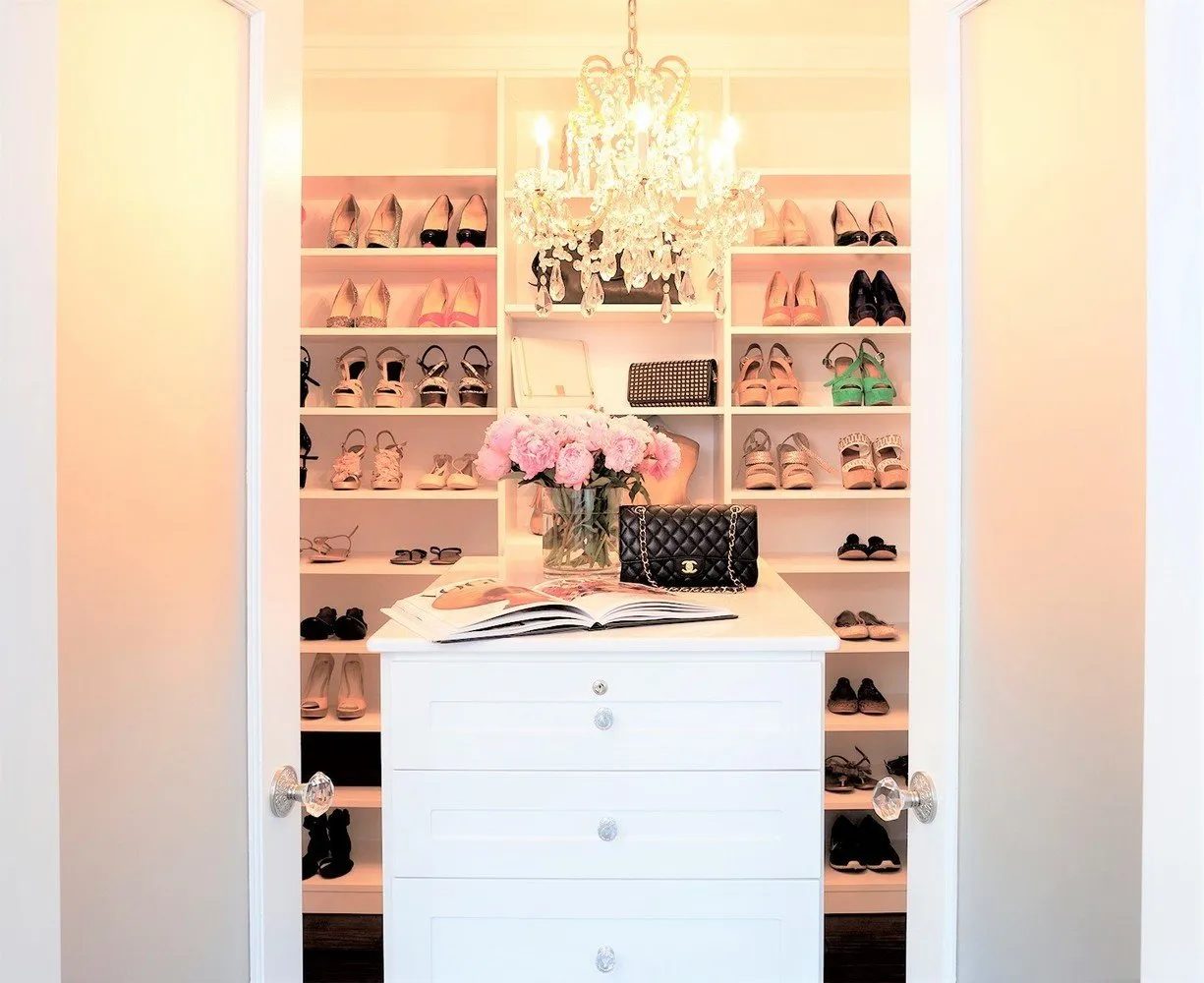 照片:美国公寓古典风格衣帽间,室内装饰 – 网站上的照片