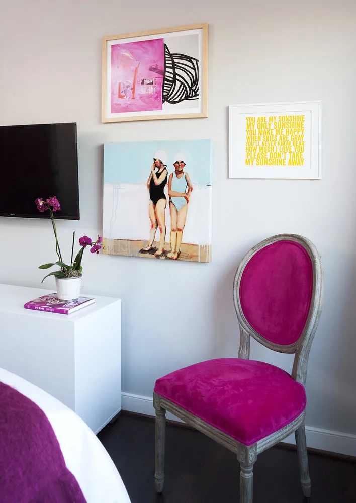 照片:美国公寓现代风格卧室,室内装饰 – 网站上的照片