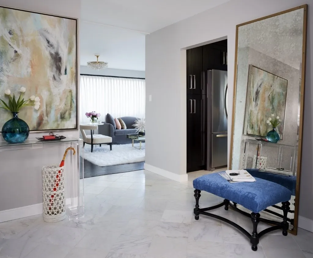 照片:美国公寓中性风格走廊,室内装饰 – 网站上的照片