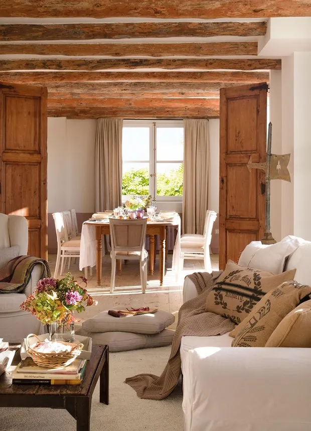照片:普罗旺斯和乡村风格客厅,室内装饰,房屋,西班牙,装饰,家具与照明,白色,小屋,米色,秋季室内装饰,木质室内装饰 – 我们网站上的照片