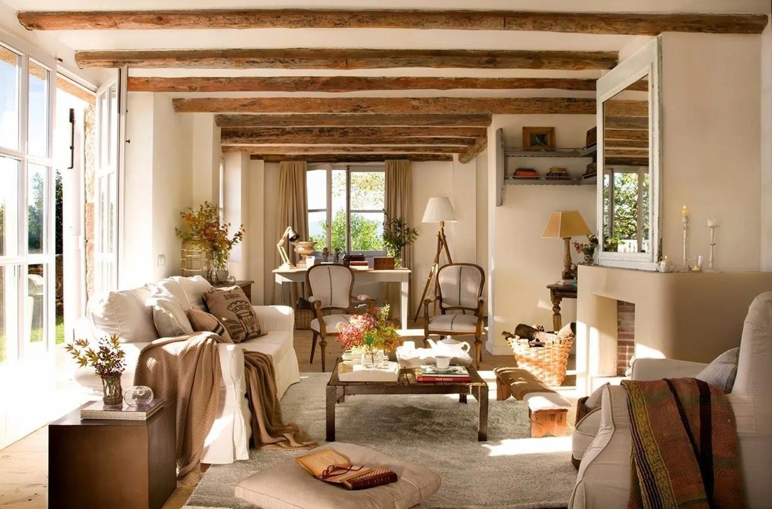 照片:普罗旺斯和乡村风格客厅,室内装饰,房屋,西班牙,装饰,家具与照明,白色,小屋,米色,秋季室内装饰,木质室内装饰 – 我们网站上的照片