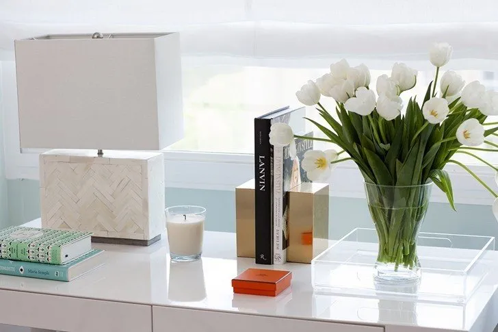 照片:美国公寓中性风格客厅,室内装饰 – 网站上的照片