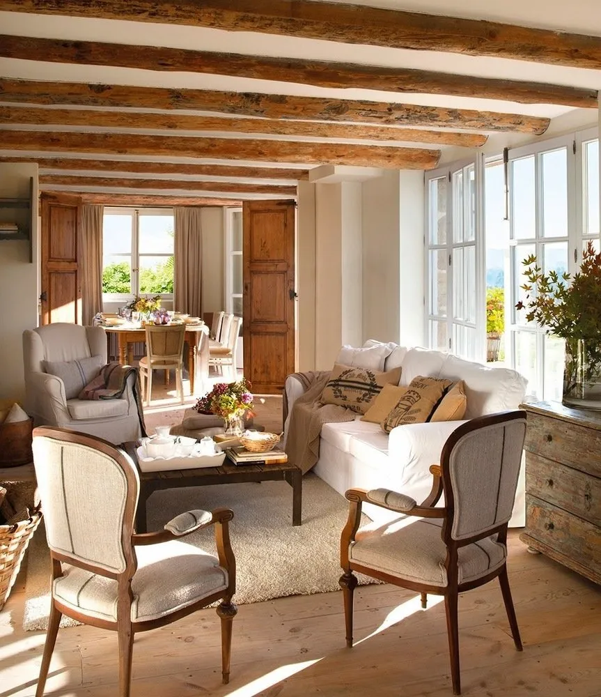 照片:生态风格客厅,室内装饰,房屋,西班牙,装饰,家具与照明,白色,小屋,米色,秋季室内装饰,木质室内装饰 – 我们网站上的照片