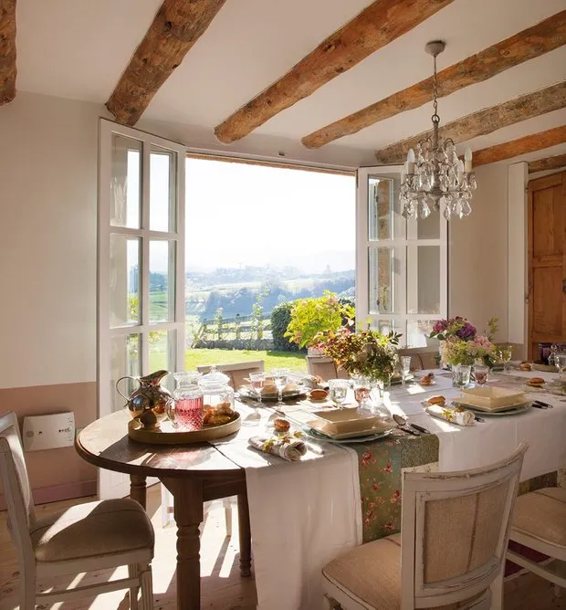 照片:普罗旺斯和乡村风格厨房及餐厅,室内装饰,房屋,西班牙,装饰,家具与照明,白色,小屋,米色,秋季室内装饰,木质室内装饰 – 我们网站上的照片