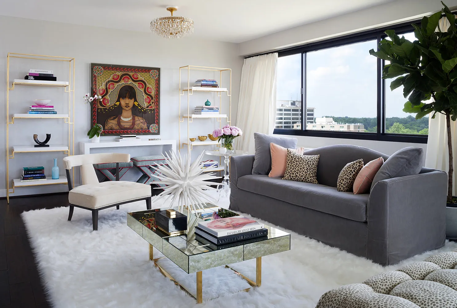 照片:美国公寓中性风格客厅,室内装饰 – 网站上的照片