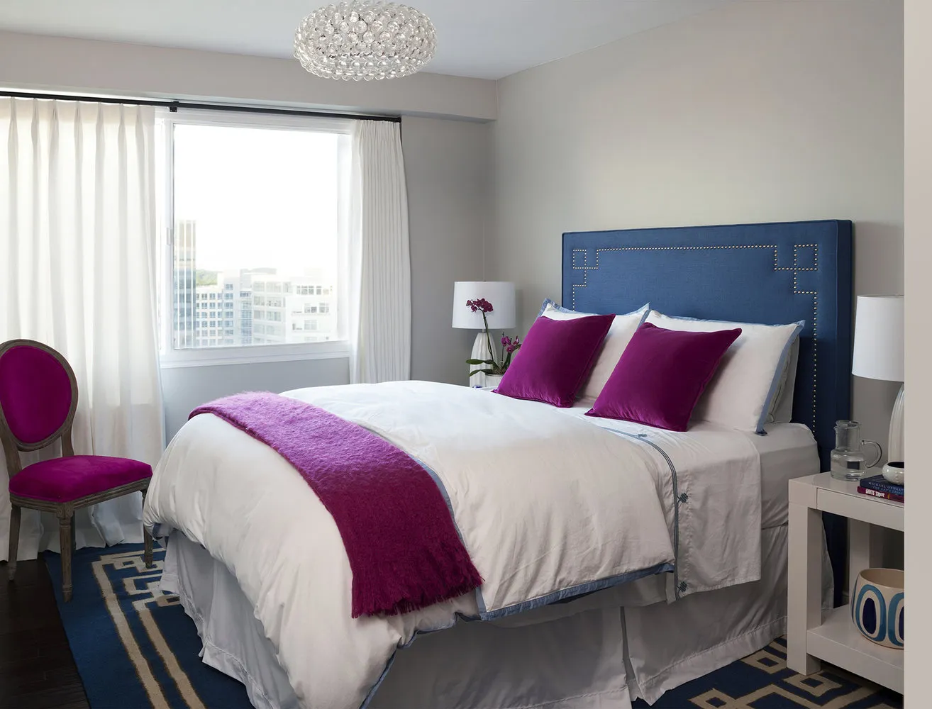 照片:美国公寓现代风格卧室,室内装饰 – 网站上的照片