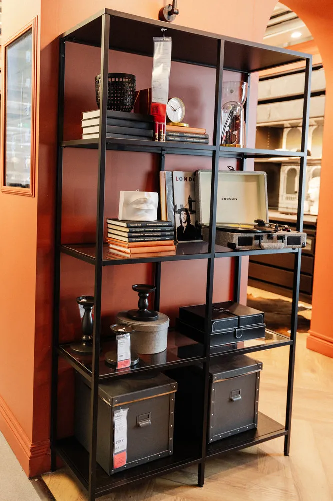 Фотографія: в стилі, Спальня, Гардеробна, Сучасний, Квартира, Аксесуари, Декор, Меблі та світло, Поради, Чорний, Оранжевий, Коричневий – фото на нашому сайті