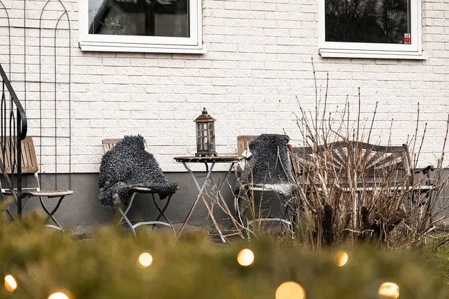 照片：阳台现代、北欧风格、室内装饰、房屋、白色、极简主义、别墅、灰色、蓝色、棕色，4间或以上卧室，面积超过90平方米 – 网站上的照片