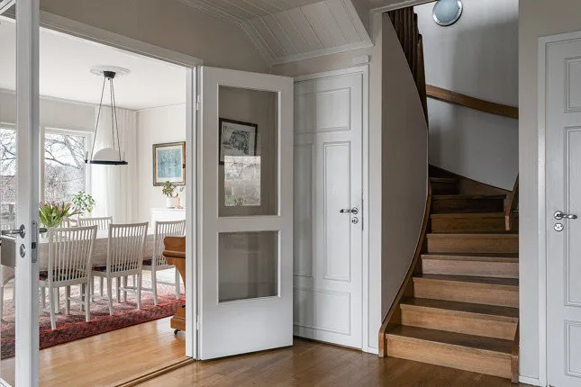 照片：北欧风格、现代、室内装饰、房屋、白色、极简主义、别墅、灰色、蓝色、棕色，4间或以上卧室，面积超过90平方米 – 网站上的照片