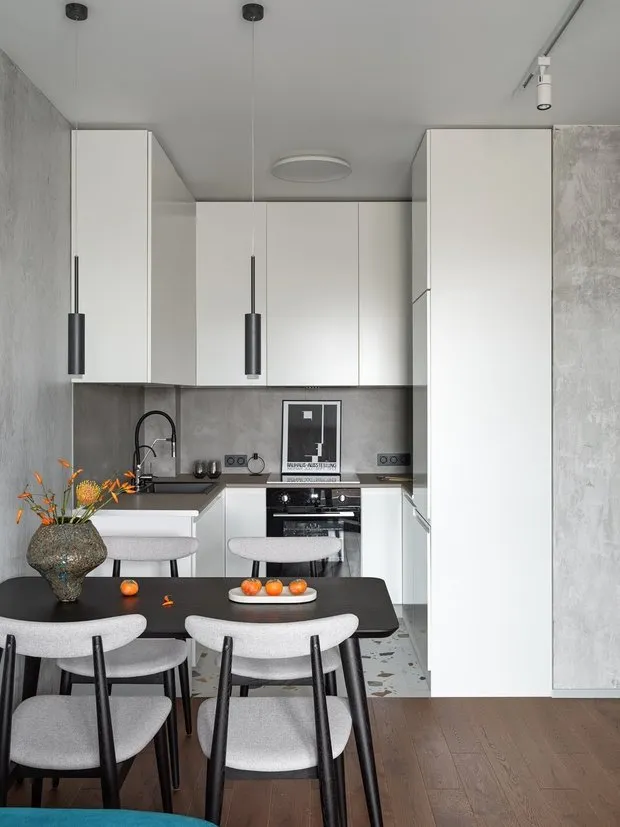 Die Küche wurde von der Esskammer und dem Wohnzimmer durch einen Bodenbelag getrennt.