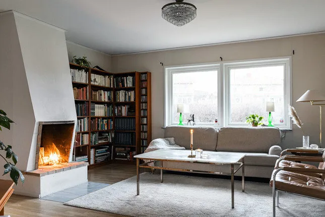 照片：客厅北欧风格、现代、室内装饰、房屋、白色、极简主义、别墅、灰色、蓝色、棕色，4间或以上卧室，面积超过90平方米 – 网站上的照片