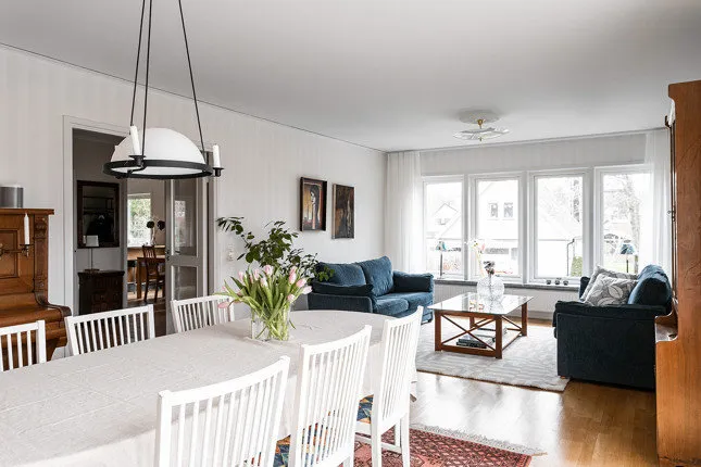 照片：厨房和餐厅北欧风格、现代、室内装饰、房屋、白色、极简主义、别墅、灰色、蓝色、棕色，4间或以上卧室，面积超过90平方米 – 网站上的照片