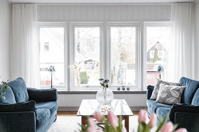 照片：客厅北欧风格、现代、室内装饰、房屋、白色、极简主义、别墅、灰色、蓝色、棕色，4间或以上卧室，面积超过90平方米 – 网站上的照片
