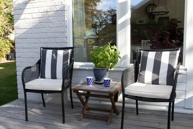 照片：露台北欧风格、现代、室内装饰、房屋、白色、极简主义、别墅、灰色、蓝色、棕色，4间或以上卧室，面积超过90平方米 – 网站上的照片