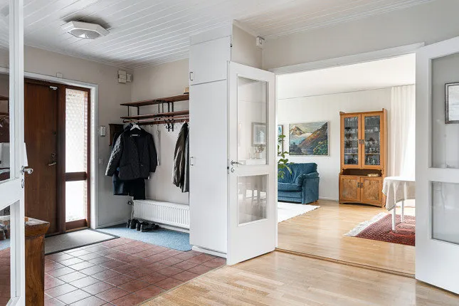 照片：走廊北欧风格、现代、室内装饰、房屋、白色、极简主义、别墅、灰色、蓝色、棕色，4间或以上卧室，面积超过90平方米 – 网站上的照片