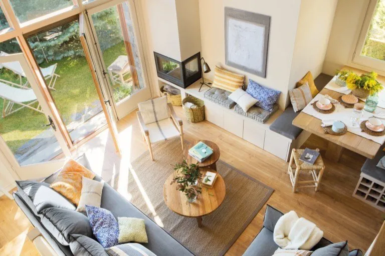 照片:生态风格客厅,房屋,西班牙,木屋,米色,家居与花园,4人或更多,超过90平方米 – 网站上的照片