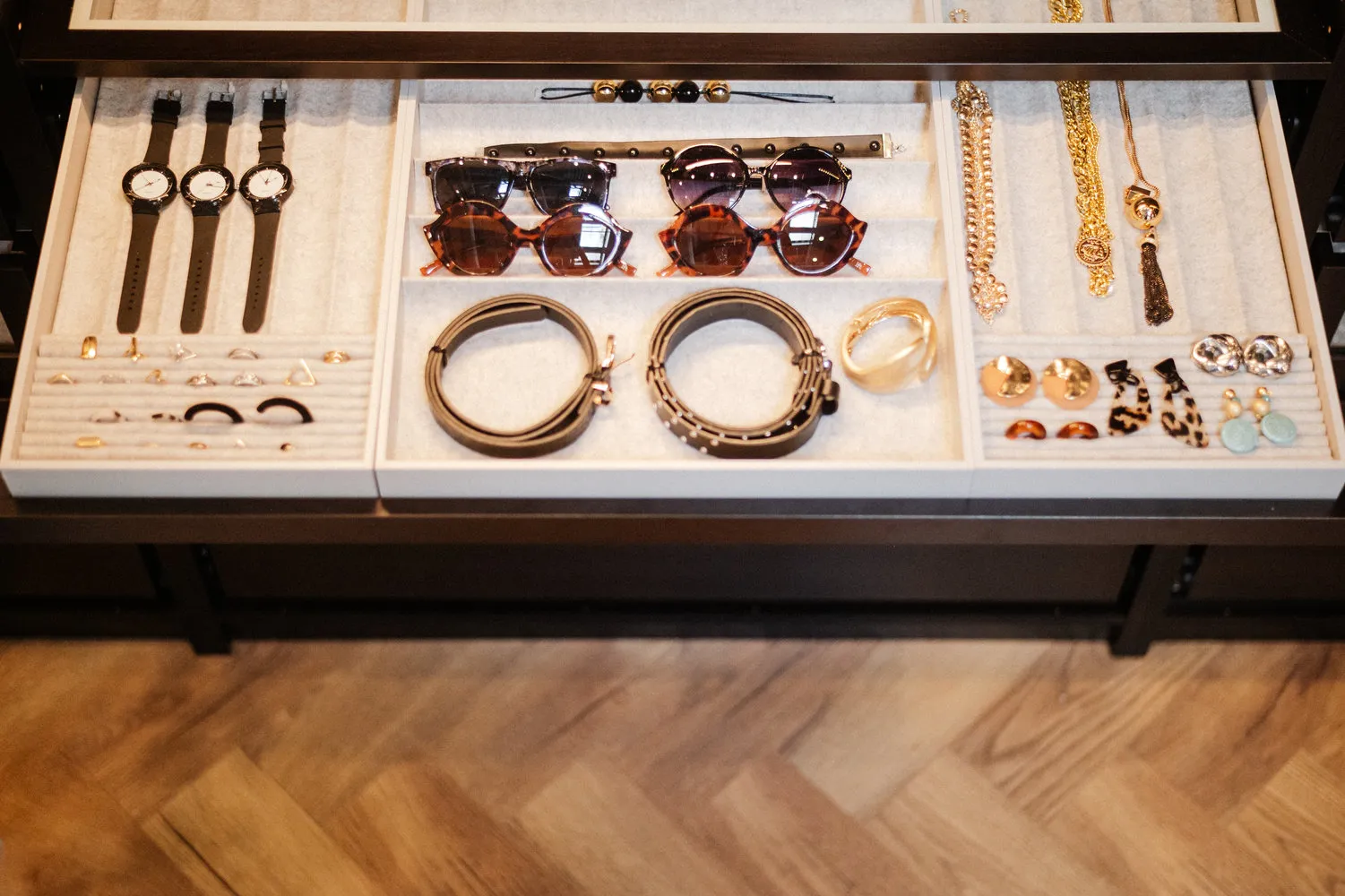 Фотографія: в стилі, Спальня, Гардеробна, Сучасний, Квартира, Аксесуари, Декор, Меблі та світло, Поради, Чорний, Оранжевий, Коричневий – фото на нашому сайті