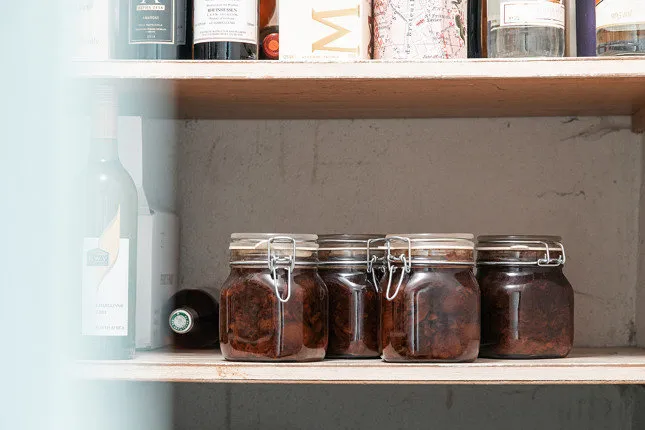 照片：客厅现代、极简主义、北欧风格、室内装饰、房屋、白色、别墅、灰色、蓝色、棕色，4间或以上卧室，面积超过90平方米 – 网站上的照片