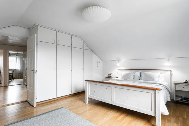 照片：卧室北欧风格、现代、室内装饰、房屋、白色、极简主义、别墅、灰色、蓝色、棕色，4间或以上卧室，面积超过90平方米 – 网站上的照片