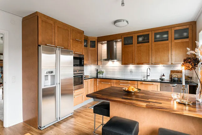 照片：厨房和餐厅现代、环保、北欧风格、室内装饰、房屋、白色、极简主义、别墅、灰色、蓝色、棕色，4间或以上卧室，面积超过90平方米 – 网站上的照片