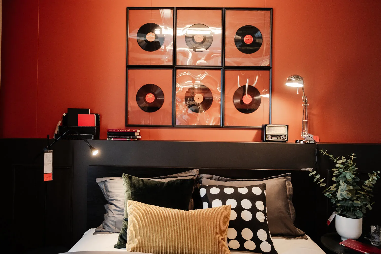 Вінілові пластиночки в рамці