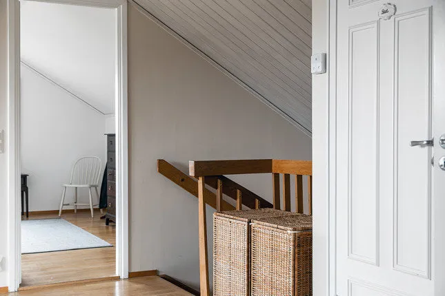 照片：走廊北欧风格、现代、室内装饰、房屋、白色、极简主义、别墅、灰色、蓝色、棕色，4间或以上卧室，面积超过90平方米 – 网站上的照片