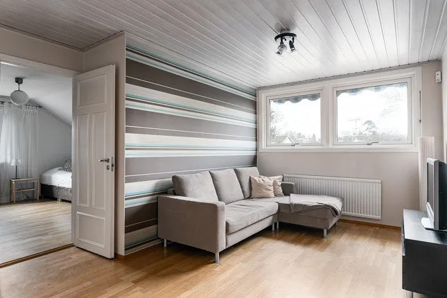 照片：客厅北欧风格、现代、室内装饰、房屋、白色、极简主义、别墅、灰色、蓝色、棕色，4间或以上卧室，面积超过90平方米 – 网站上的照片