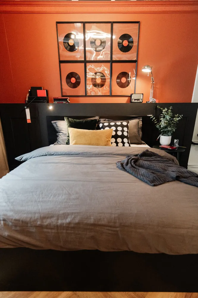 Фотографія: в стилі, Спальня, Гардеробна, Сучасний, Квартира, Аксесуари, Декор, Меблі та світло, Поради, Чорний, Оранжевий, Коричневий – фото на нашому сайті