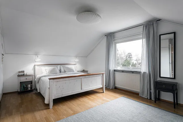 照片：卧室北欧风格、现代、室内装饰、房屋、白色、极简主义、别墅、灰色、蓝色、棕色，4间或以上卧室，面积超过90平方米 – 网站上的照片