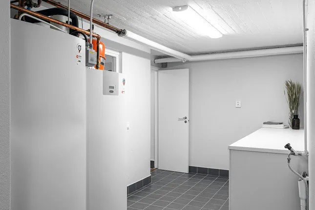 照片：办公室北欧风格、现代、室内装饰、房屋、白色、极简主义、别墅、灰色、蓝色、棕色，4间或以上卧室，面积超过90平方米 – 网站上的照片