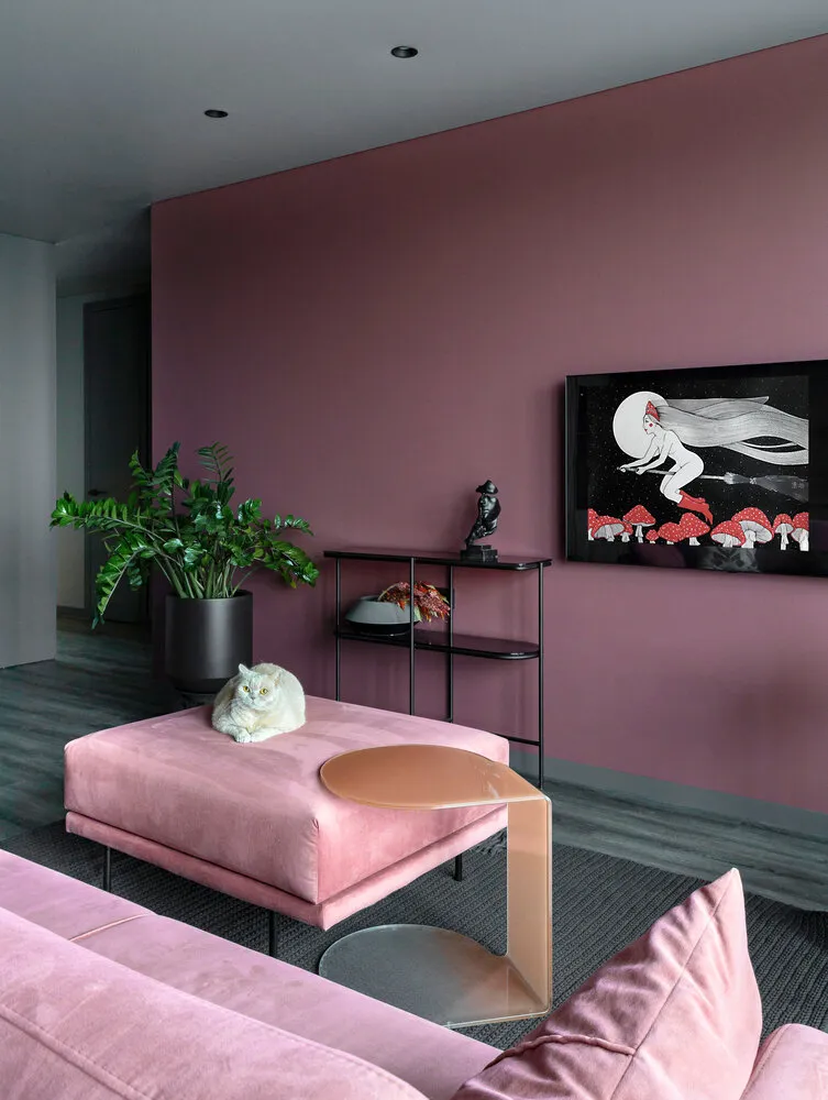 Techo de PVC colgante con perfil de sombra, color gris oscuro, excepto en la habitación infantil (ahí se usó gris claro), y en los baños se eligió un tono que coincida con el azulejo.