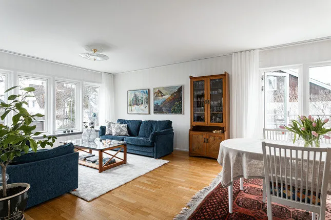 照片：客厅北欧风格、现代、室内装饰、房屋、白色、极简主义、别墅、灰色、蓝色、棕色，4间或以上卧室，面积超过90平方米 – 网站上的照片