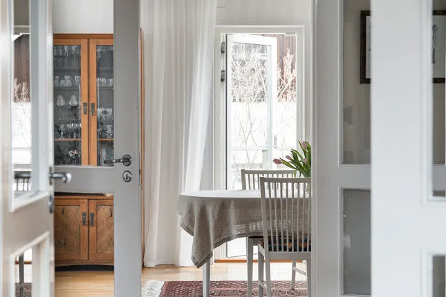 照片：厨房和餐厅北欧风格、现代、室内装饰、房屋、白色、极简主义、别墅、灰色、蓝色、棕色，4间或以上卧室，面积超过90平方米 – 网站上的照片