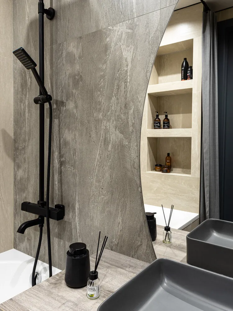 Se utilizó cerámica de gran tamaño 120×60 cm producida en Rusia por Idalgo.