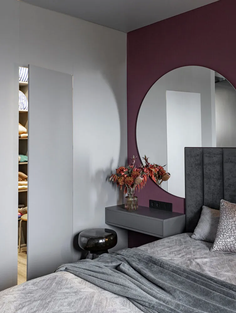 Las paredes del armario y el almacén están hechas de MDF Perfect Sense y LDP Egger. Se necesitaba una estructura que permitiera ocultar la puerta lo máximo posible, hacerla sin manija y al mismo tiempo ajustarse al presupuesto.