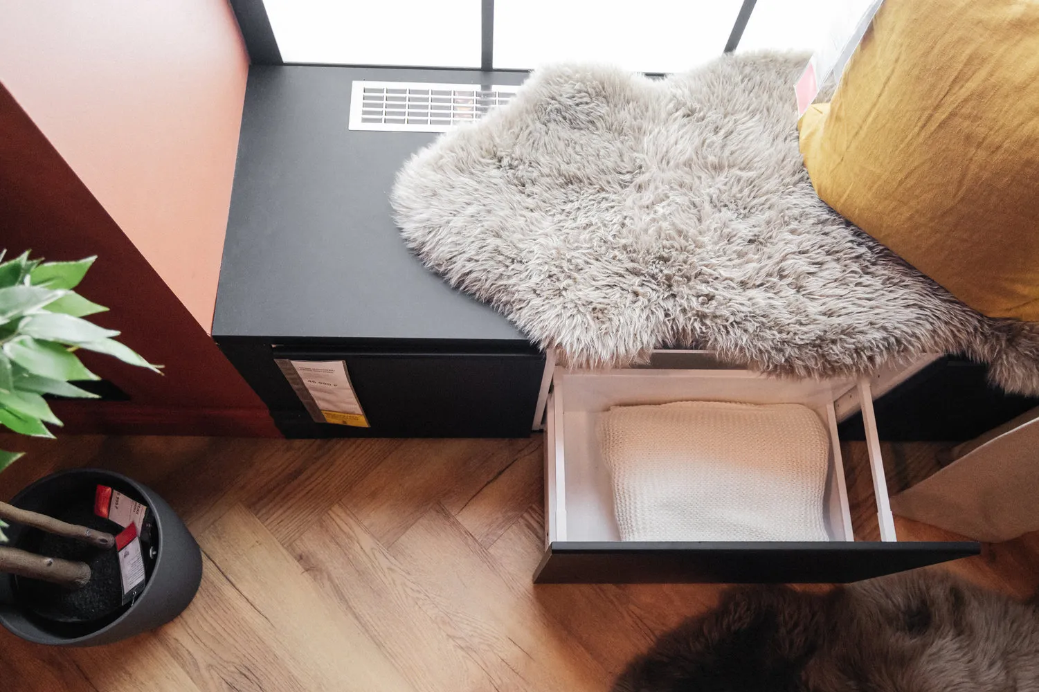 Утіхне місце біля вікна з висувним ящиком для зберігання