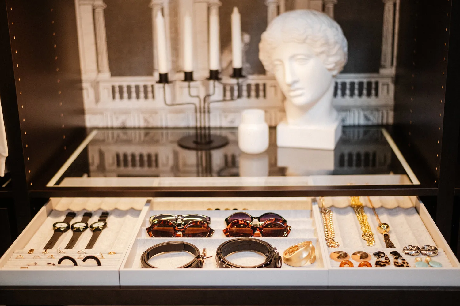 Фотографія: в стилі, Спальня, Гардеробна, Сучасний, Квартира, Аксесуари, Декор, Меблі та світло, Поради, Чорний, Оранжевий, Коричневий – фото на нашому сайті