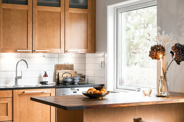 照片：厨房和餐厅北欧风格、现代、室内装饰、房屋、白色、极简主义、别墅、灰色、蓝色、棕色，4间或以上卧室，面积超过90平方米 – 网站上的照片