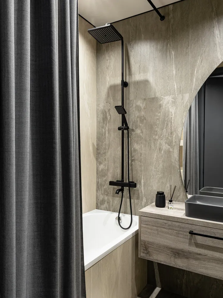 Decidimos no colocar una cortina de vidrio, sino hacerla con tela especial. Se ve muy elegante.