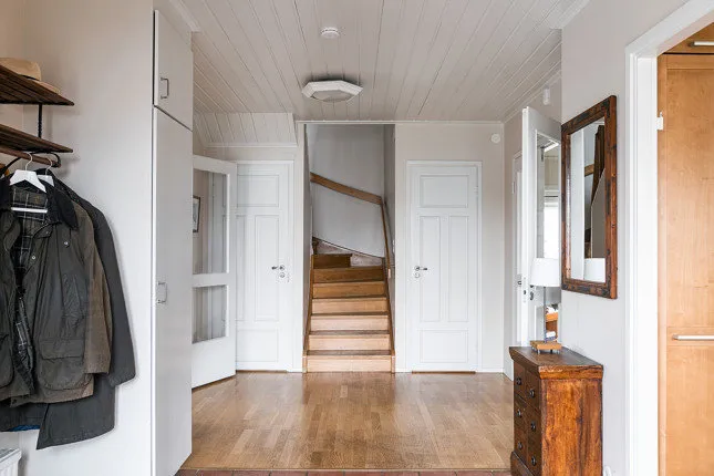 照片：走廊北欧风格、现代、室内装饰、房屋、白色、极简主义、别墅、灰色、蓝色、棕色，4间或以上卧室，面积超过90平方米 – 网站上的照片