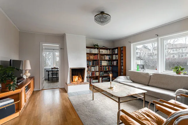 照片：客厅北欧风格、现代、室内装饰、房屋、白色、极简主义、别墅、灰色、蓝色、棕色，4间或以上卧室，面积超过90平方米 – 网站上的照片