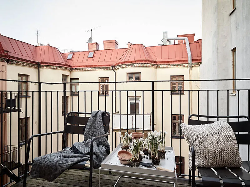 照片：阳台，极简主义、阁楼、现代、混合装饰、公寓，瑞典，装饰、家具和灯光、白色、哥德堡、1室、最多40平方米，艾玛·菲舍尔 – 我们网站上的照片